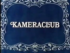 Фотограф снимает  на камеру стеснительную красавицу 