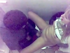 Парень трахает девушку в клубном туалете