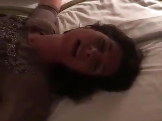 Хуястый мужик круто отымел жену соседа на кровати