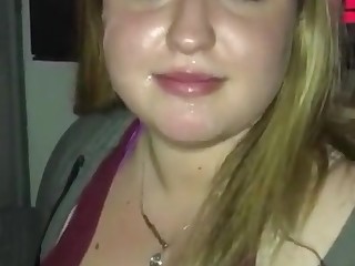 Щекастая шлюшка смачно сосет члены хулиганам